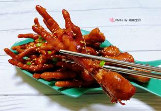 鸡爪入口香浓可口筋道有嚼劲让人回味无穷