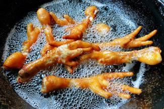 炸至鸡爪起皮皱皱即可捞出控油（这一步超级危险容易四处崩油一定要盖上锅盖注意安全