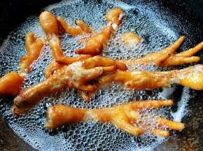 炸至鸡爪起皮皱皱即可捞出控油（这一步超级危险容易四处崩油一定要盖上锅盖注意安全