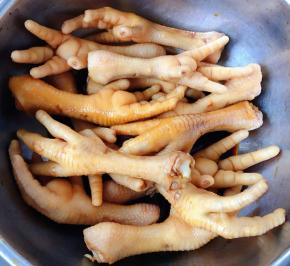 放入生抽、一品鲜酱油、蚝油抓匀上色