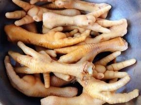 放入生抽、一品鲜酱油、蚝油抓匀上色