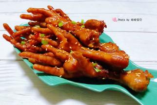 虎皮鸡爪装入盘中撒上芝麻感觉颜值爆棚噢