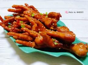 虎皮鸡爪装入盘中撒上芝麻感觉颜值爆棚噢