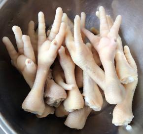 焯水后立即放入冷水中过凉多冲洗几遍沥干水份