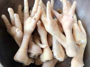 焯水后立即放入冷水中过凉多冲洗几遍沥干水份