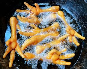 锅中倒入油加热放入鸡爪炸起来