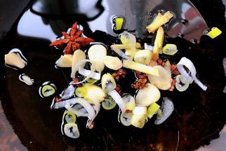 锅中倒入底油加热放花椒、八角炸香再放入葱姜蒜爆香