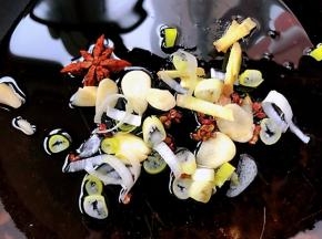 锅中倒入底油加热放花椒、八角炸香再放入葱姜蒜爆香