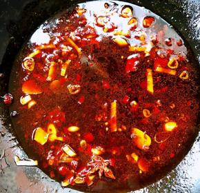 放入糖、一品鲜酱油、蚝油、郫县豆瓣酱炒出红油