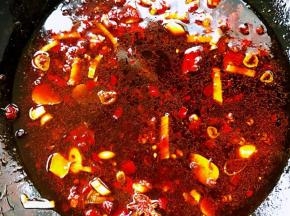 放入糖、一品鲜酱油、蚝油、郫县豆瓣酱炒出红油
