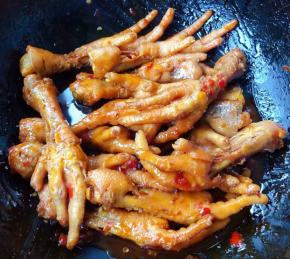 炖制汤汁浓稠时放入盐、味精提鲜即可出锅享用