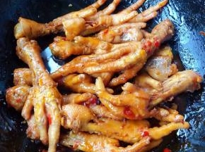 炖制汤汁浓稠时放入盐、味精提鲜即可出锅享用