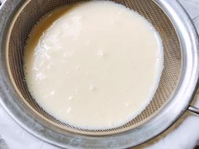 把做好的芝士糊过筛到铺有油纸的6寸圆形模具里