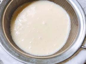 把做好的芝士糊过筛到铺有油纸的6寸圆形模具里
