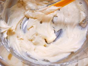 奶油奶酪软化后加入细砂糖搅拌至顺滑