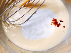加入淡奶油和香草精拌匀