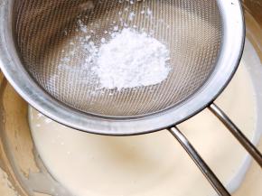 筛入玉米淀粉搅拌均匀无颗粒