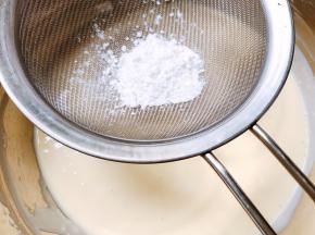 筛入玉米淀粉搅拌均匀无颗粒