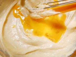 全蛋和蛋黄打散，分次加入芝士糊里，每加入一次都要完全搅拌均匀后再加入下一次