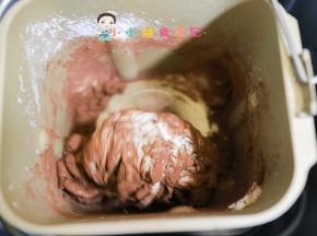 高筋面粉150g 黑麦粉20g 肉松20g 黄油20g 酵母2g 牛奶130g 可可粉10g 糖20g 盐1g 全部放入面包机揉二十分钟成团，可以牛奶预留5g看情况加，夏天一定要全部用冰牛奶，黄油用冷冻黄油，手揉一定要快速夏天手温高容易提高发酵