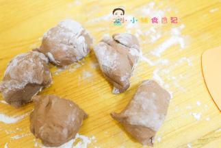 面团分成五份，每份80g一个醒十分钟