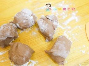 面团分成五份，每份80g一个醒十分钟