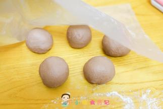 把面团揉成圆形备用