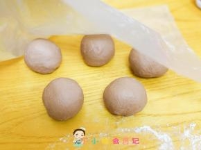 把面团揉成圆形备用