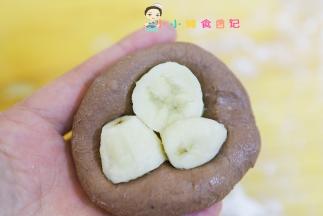 把面团压扁包入香蕉或者芝士都可以