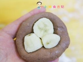 把面团压扁包入香蕉或者芝士都可以