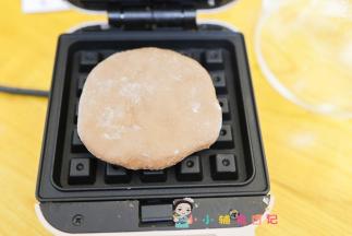 松饼盘盆一点点油放入面团，轻轻盖上盖子不要压的太紧