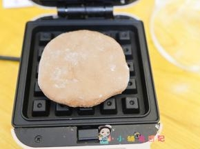 松饼盘盆一点点油放入面团，轻轻盖上盖子不要压的太紧