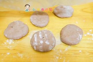 包好压扁发酵一会有点彭涨就可以，时间来不及也可以直接做