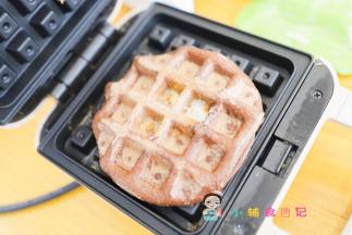 做好以后就是这样的，大概10分钟一个，不要使劲盖盖子很重要，因为受热食物会膨胀的馅会爆出来