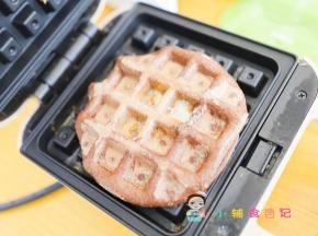 做好以后就是这样的，大概10分钟一个，不要使劲盖盖子很重要，因为受热食物会膨胀的馅会爆出来