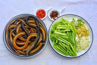 准备好所有食材。