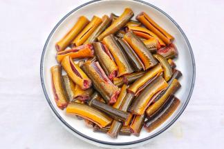 鳝鱼清洗干净切断，加盐料酒生抽腌制10分钟。