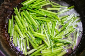 芹菜斜切小段，焯熟备用；