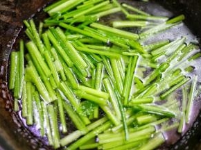 芹菜斜切小段，焯熟备用；
