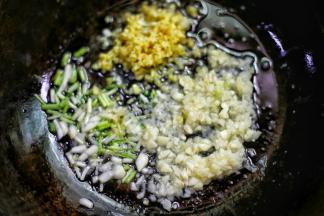 另起锅加入葱姜蒜末，