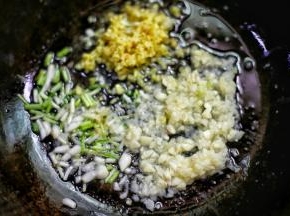 另起锅加入葱姜蒜末，
