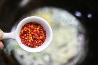 加入一勺辣椒粉，
