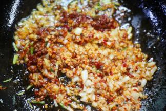 加一勺豆瓣酱炒匀，