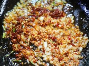 加一勺豆瓣酱炒匀，