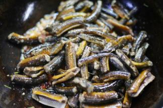 倒入鳝鱼炒匀。