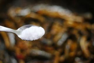 然后加入一勺盐，