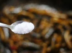 然后加入一勺盐，