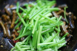 最后放入焯熟的芹菜丝。