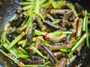 炒匀出锅。