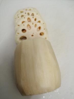 连武去皮切成片，然后放入盐水中浸泡一会儿，防止变黑